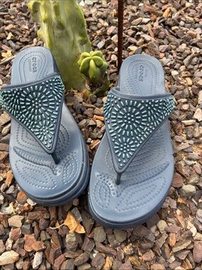 Croc’s Women’s Size 9 Navy Embellished Monterey Diamanté Wedge Flip Flop Sandals